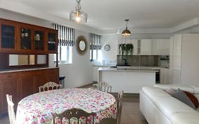 Cozy 2 Bedroom Apartment Near Seafront